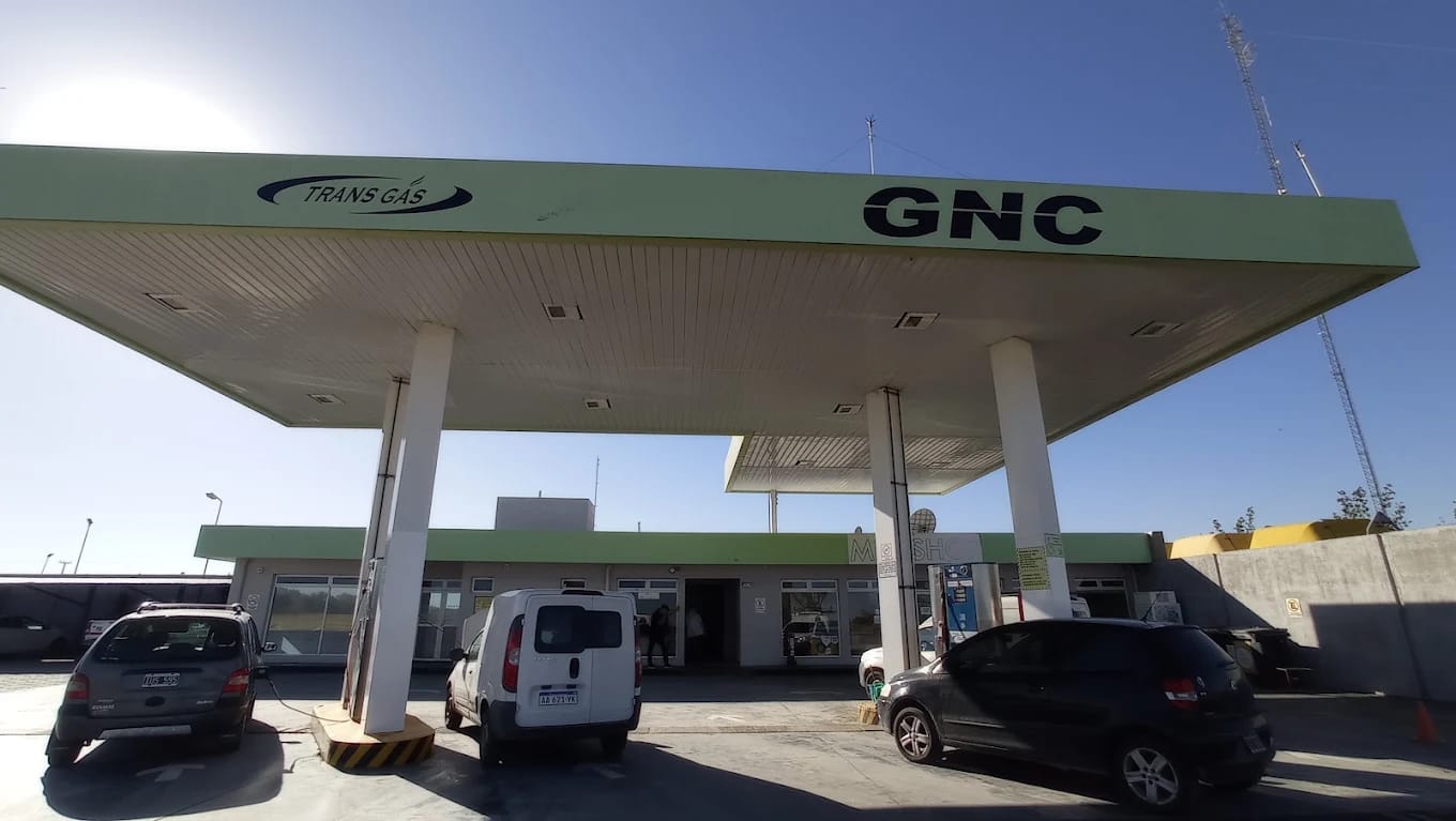 Estación de GNC Trans Gas con sus surtidores y el minimercado